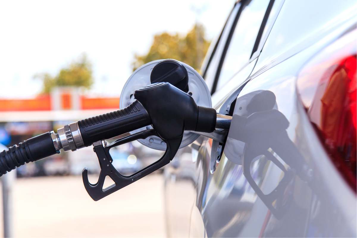 fare benzina all'auto
