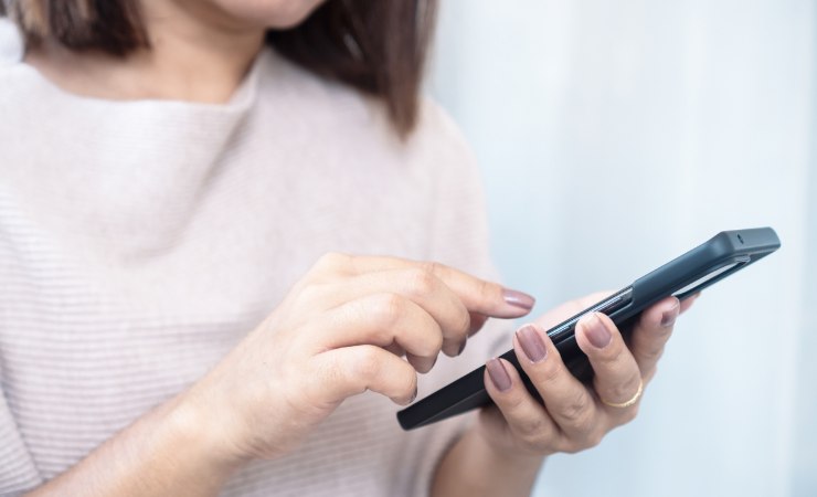 donna con in mano smartphone