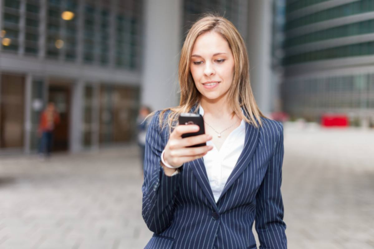 donna con in mano il cellulare