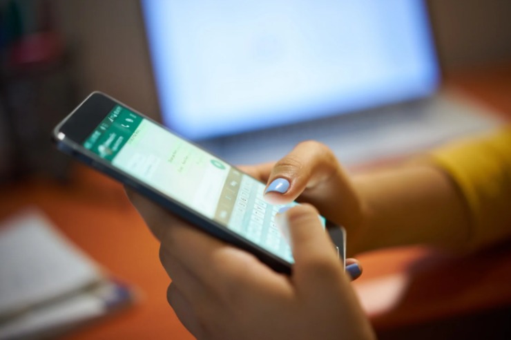 donna che scrive un messaggio su whatsapp