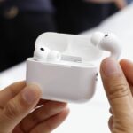 Apple AirPods Pro 3 tra due mani