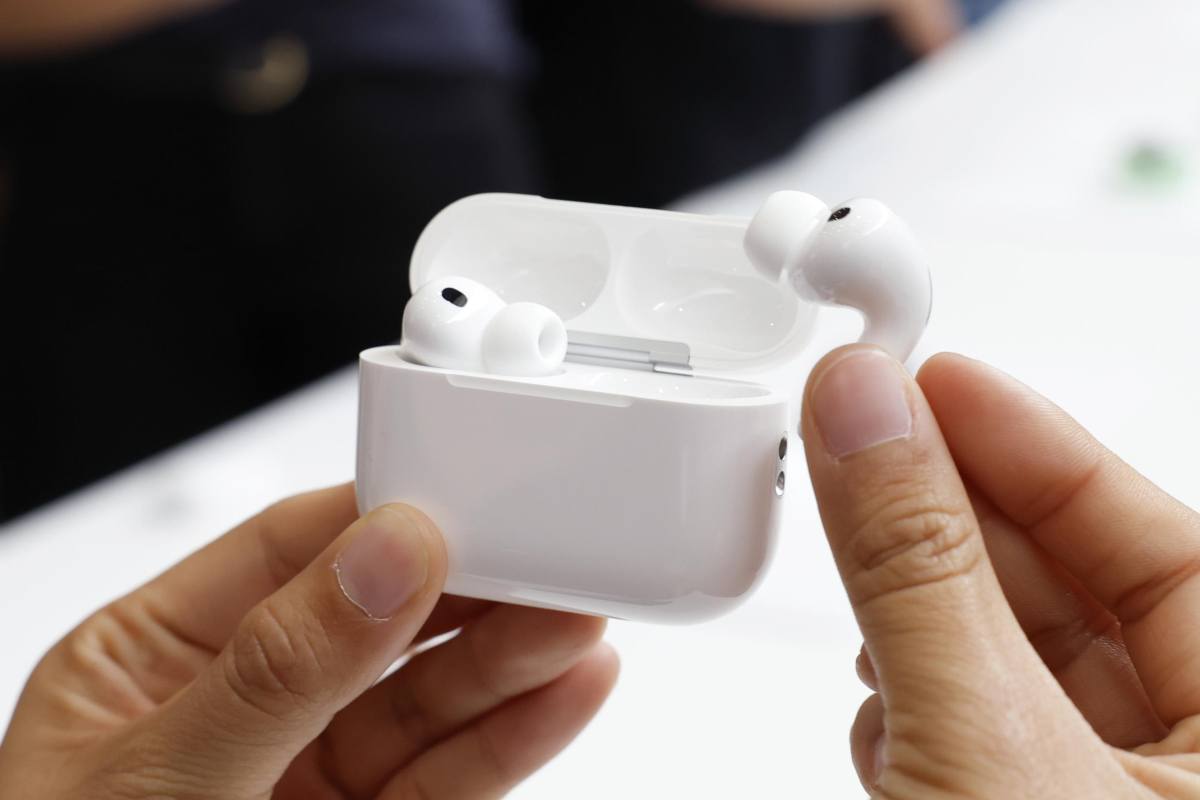 Apple AirPods Pro 3 tra due mani