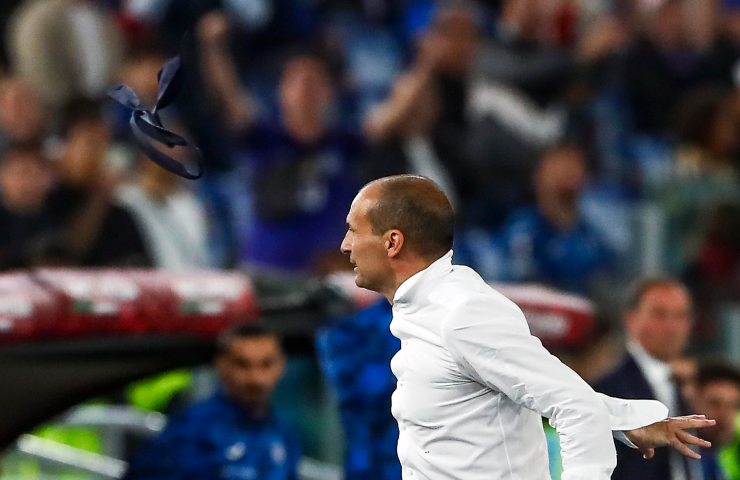 Massimiliano Allegri lancia la cravatta