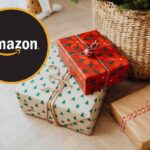 pacchetti di Natale e logo Amazon