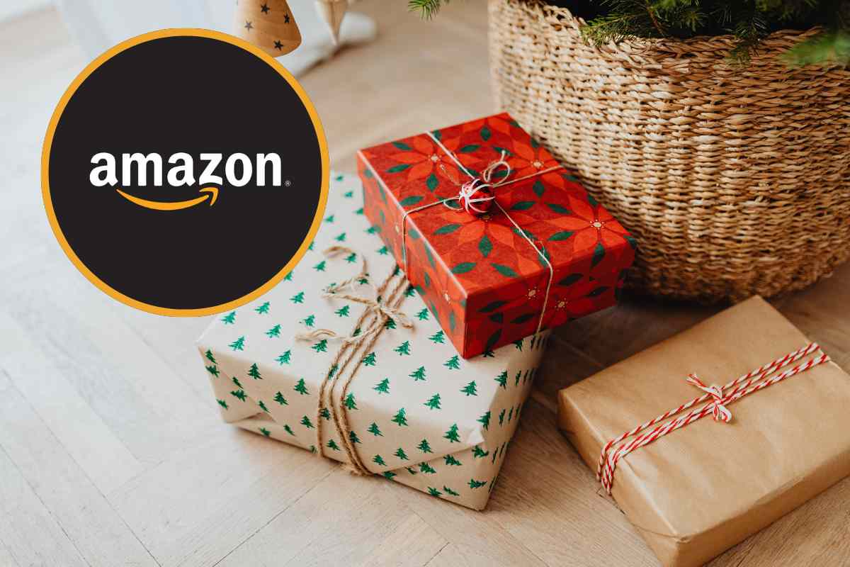 pacchetti di Natale e logo Amazon