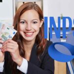 Donna sorridente con dei soldi e logo INPS