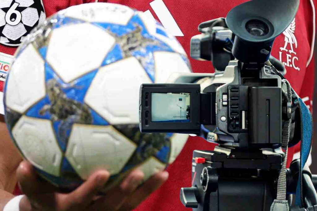Pallone della Champions League ed una telecamera