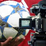 Pallone della Champions League ed una telecamera