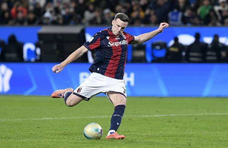 Lewis Ferguson del Bologna calcia un rigore