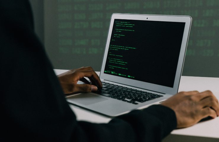 Persona fuori campo che digita su pc portatile