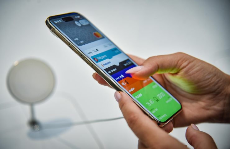 iPhone 17 in funzione tra due mani