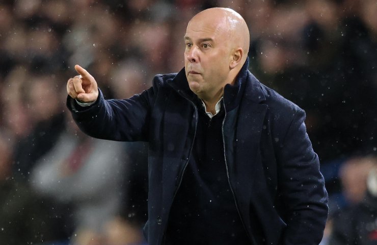 Arne Slot che dà indicazioni