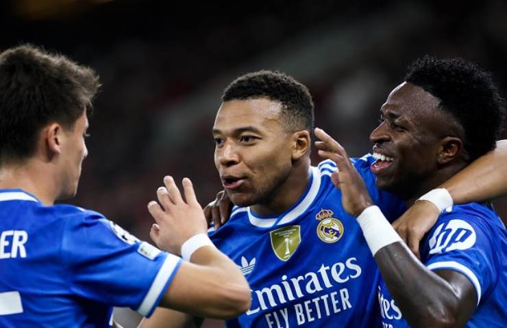 Kylian Mbappé esulta coi compagni di squadra