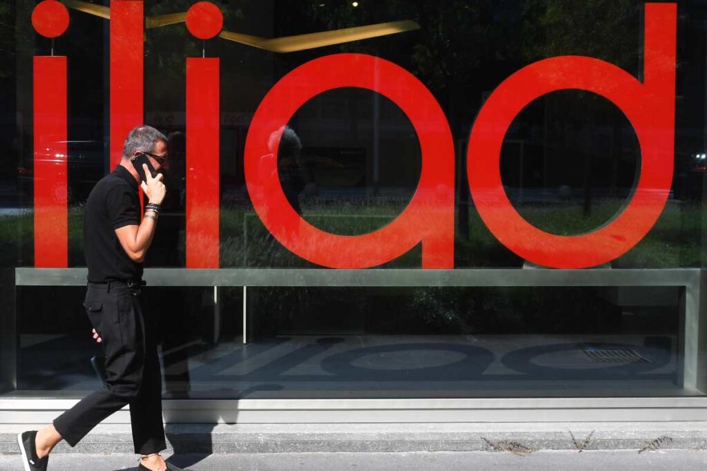 persona al telefono e scritta Iliad