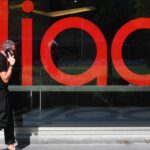 persona al telefono e scritta Iliad