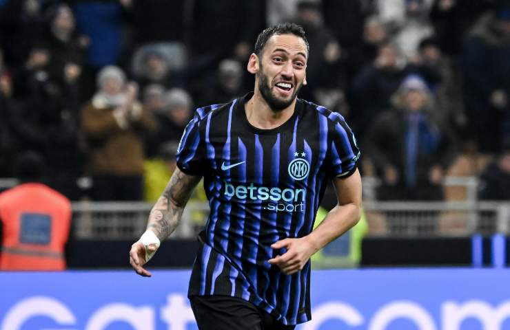 Hakan Calhanoglu corre con la maglia dell'Inter