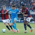 Giovanni Di Lorenzo del Napoli affrontato da due avversari del Bologna