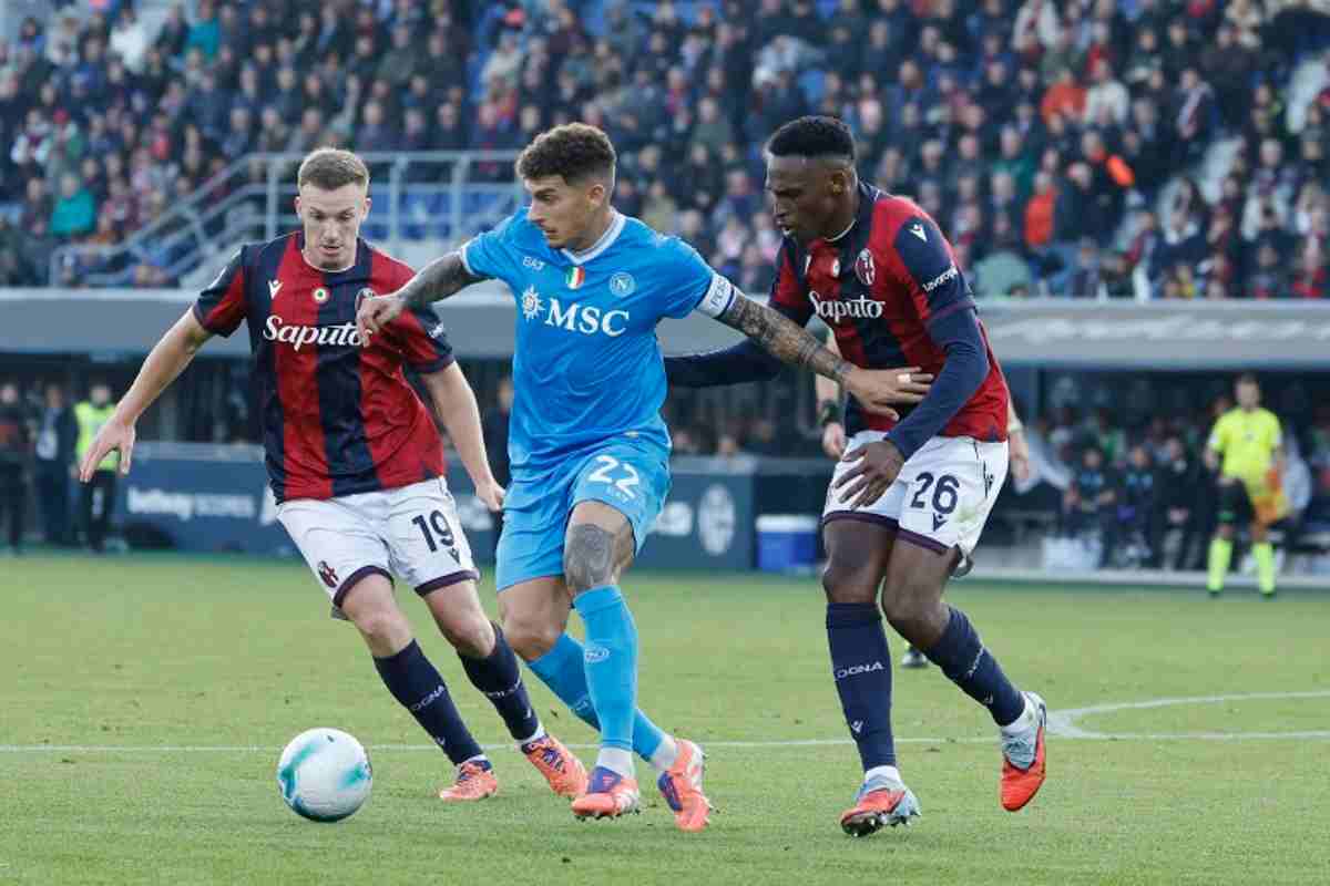 Giovanni Di Lorenzo del Napoli affrontato da due avversari del Bologna