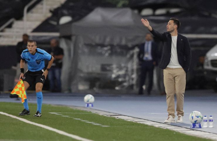 Davide Ancelotti dà indicazioni da bordo campo