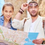 un ragazzo e una ragazza con la mappa in mano