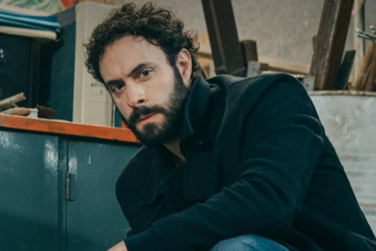 Mimmo accovacciato con il volto serio