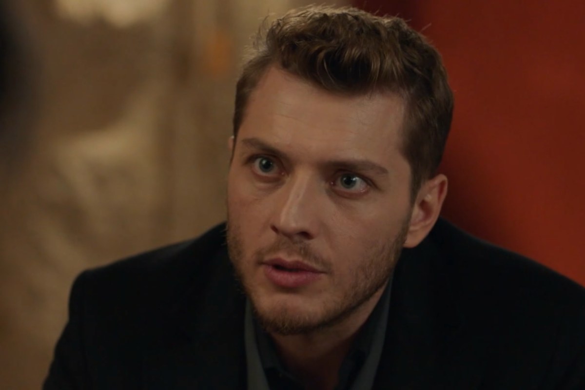 Cihan sconvolto mentre parla