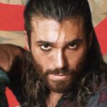 Can Yaman nei panni di Sandokan con espressione seria