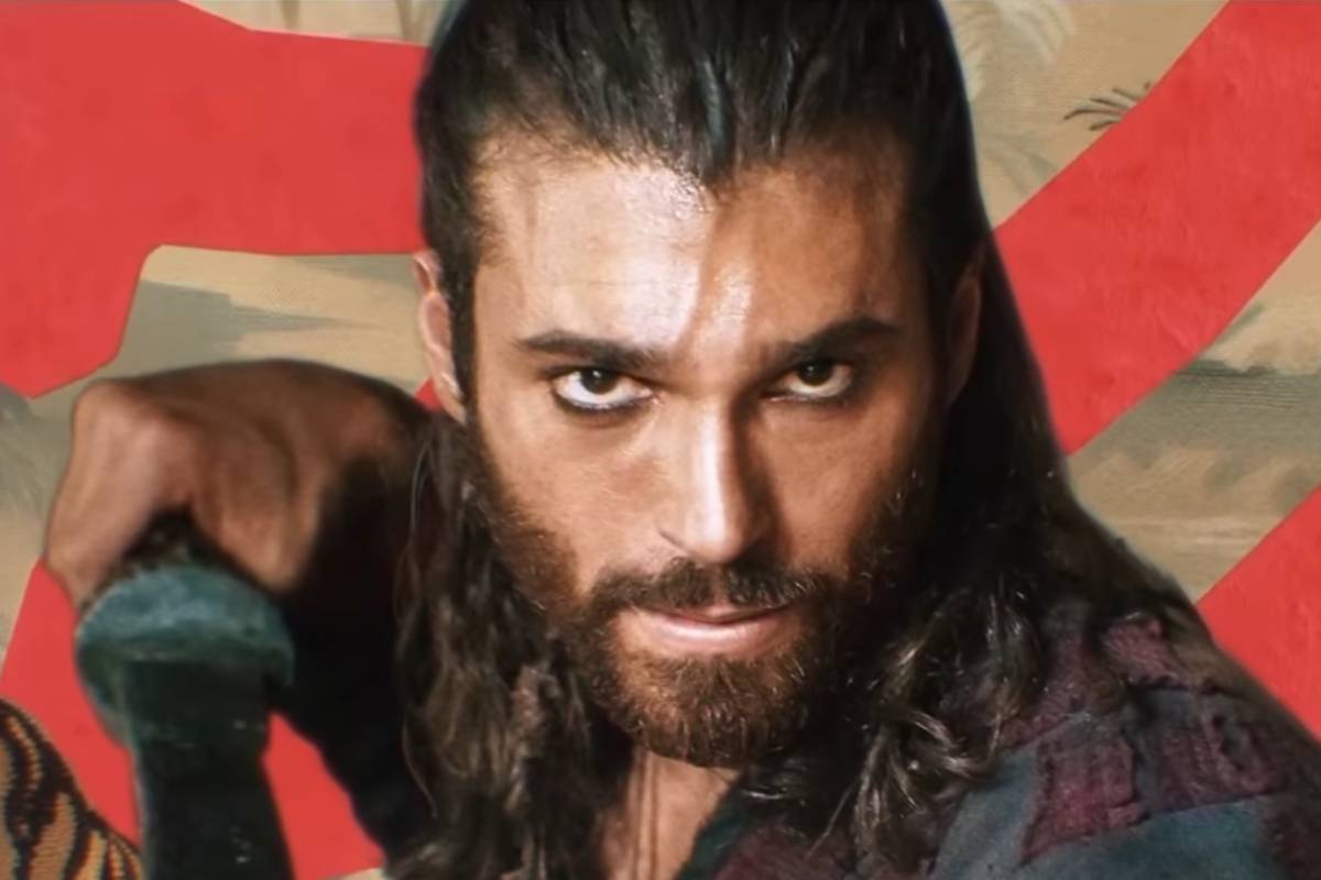 Can Yaman nei panni di Sandokan con espressione seria