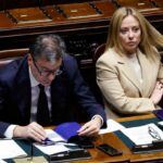 il premier giorgia meloni in parlamento seduta accanto al ministro dell'economia