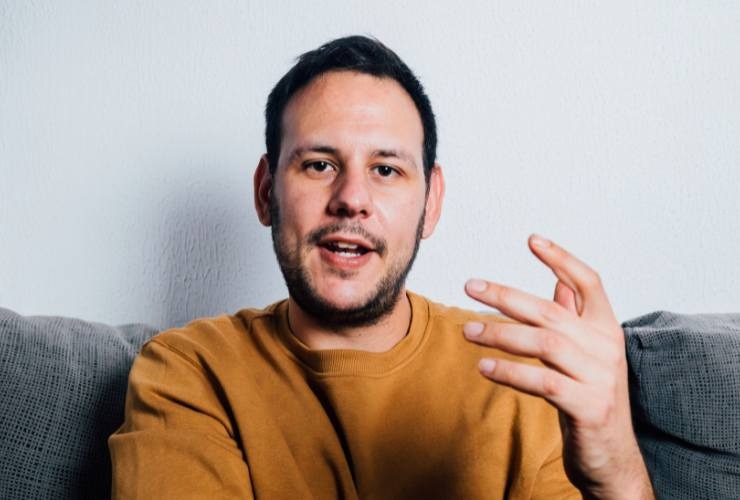 ragazzo mentre parla