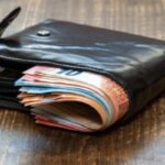 portafoglio pieno di banconote