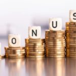 monete di euro e sopra la scritta bonus