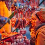 due ragazze ai mercatini di natale