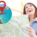 ragazza con mappa in mano, paesaggio nel riquadro