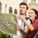 coppia con la mappa in mano