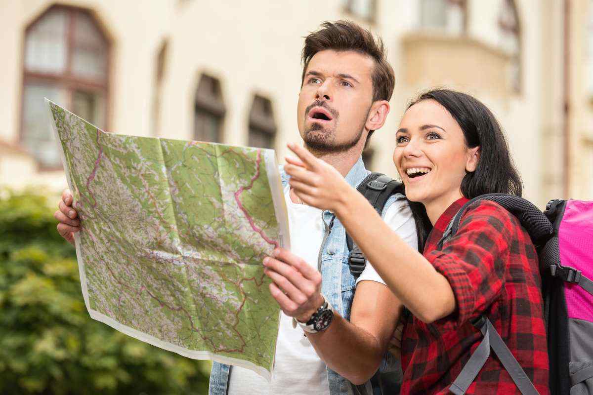 coppia con la mappa in mano