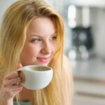 donna che beve un caffè