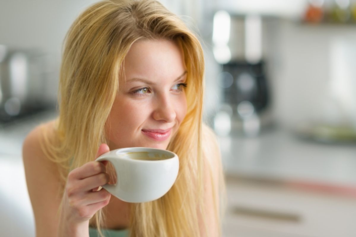 donna che beve un caffè