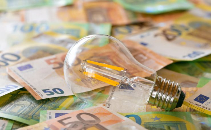lampadina sopra tante banconote di euro