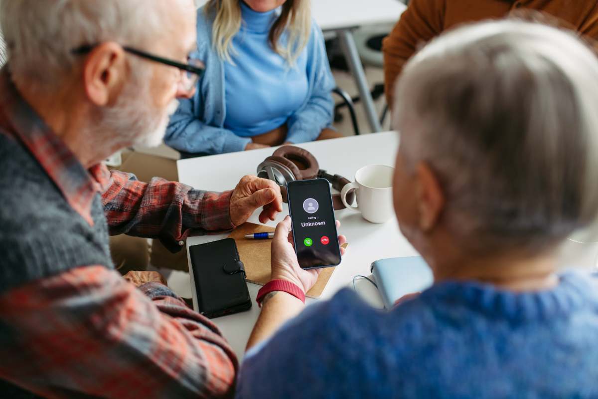 persone che ricevono chiamata truffa
