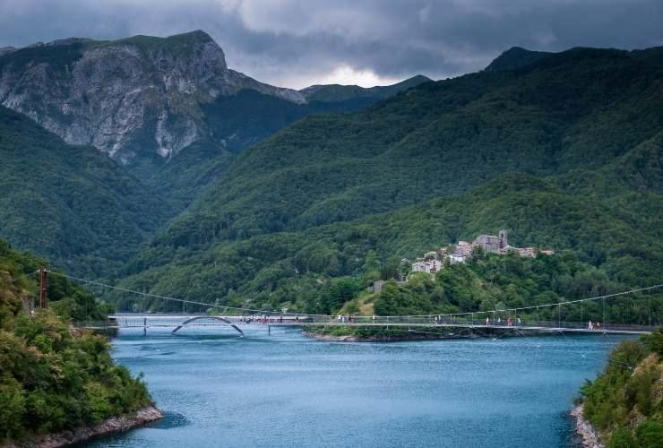 paesaggio con lago e montagne