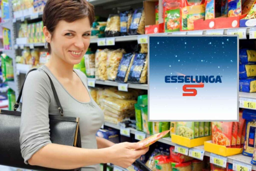 donna che sorride mentre fa la spesa al supermercato