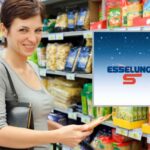 donna che sorride mentre fa la spesa al supermercato