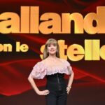 Milly Carlucci con le mani sui fianchi a Ballando con le Stelle