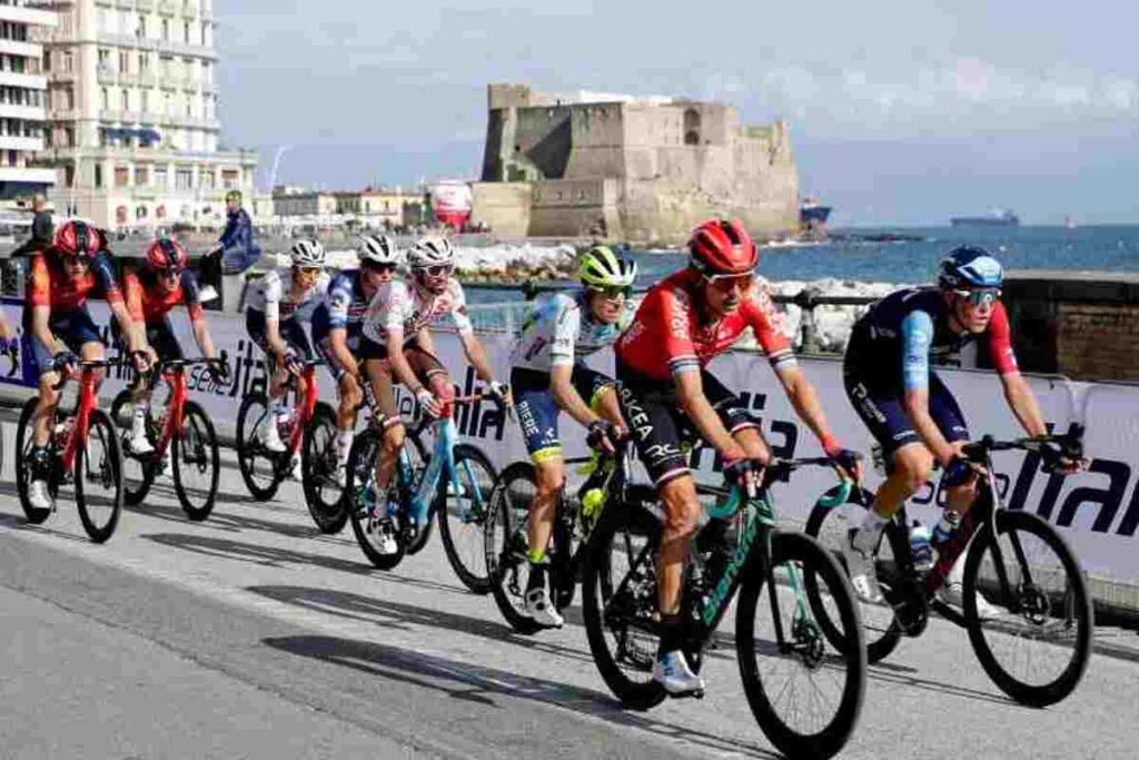 Il Giro d'Italia a Napoli con Castel dell'Ovo sullo sfondo