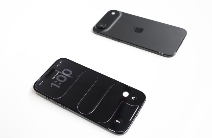 Due iPhone Air su sfondo bianco