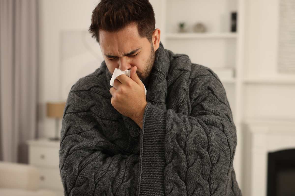 uomo con influenza
