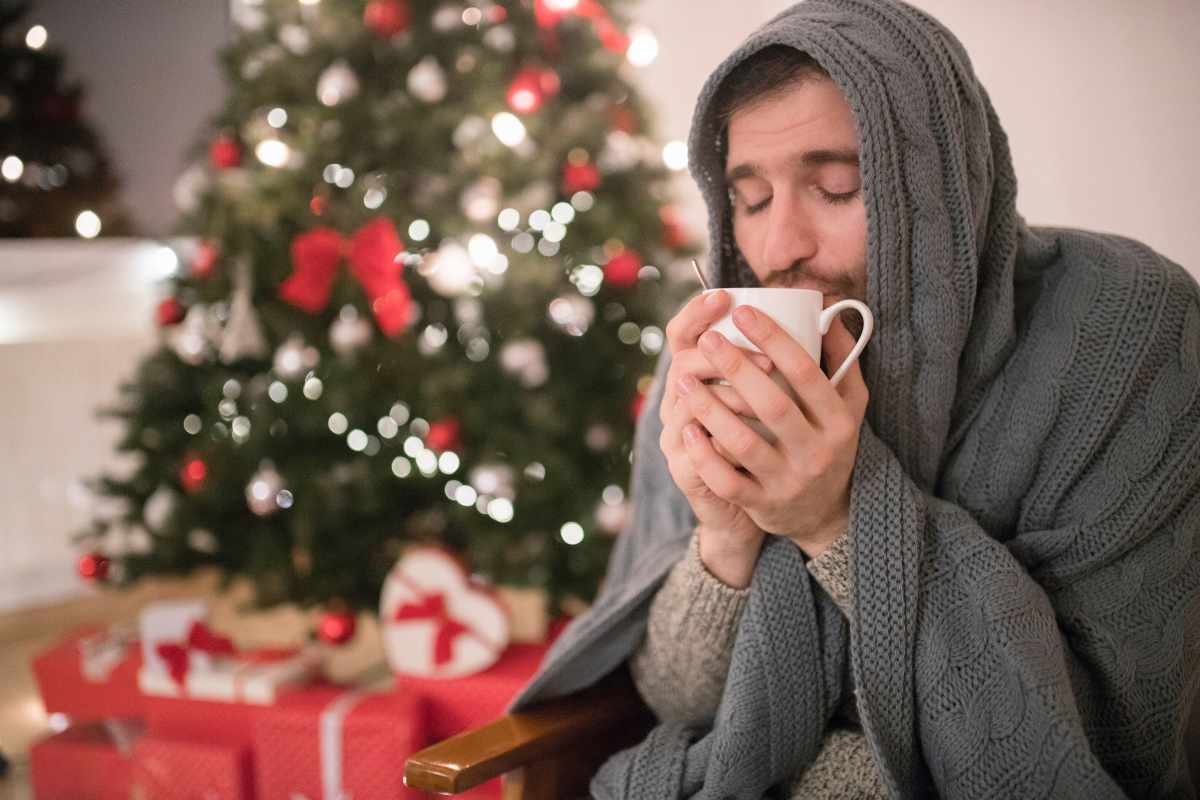 uomo influenzato e albero di Natale