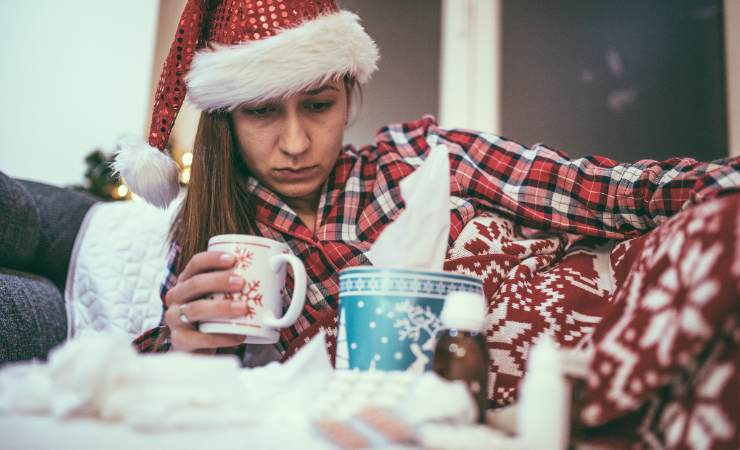 donna influenzata con cappello di Natale