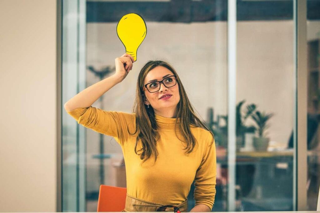 ragazza con il simbolo di una lampadina in mano